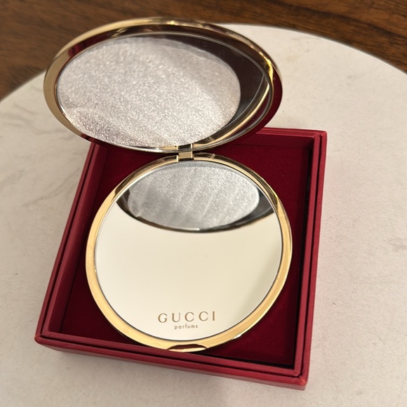 Gucci mirror a beautiful woman accessories made by Guccithis is NWOT - Picture 10 of 14
